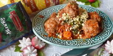 домашние тефтели в томатном соусе с зеленым булгуром