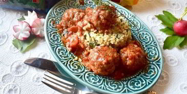 домашние тефтели в томатном соусе с зеленым булгуром