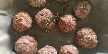 домашние тефтели в томатном соусе с зеленым булгуром