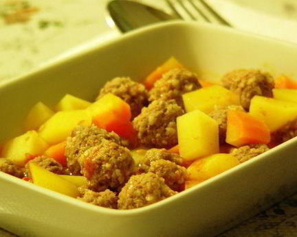 Говяжьи тефтели с булгуром, тушеные с овощами