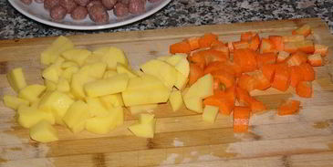 говяжьи тефтели с булгуром, тушеные с овощами