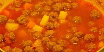 говяжьи тефтели с булгуром, тушеные с овощами