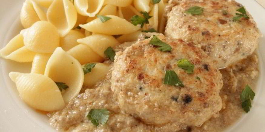 Рецепт куриных тефтелей в пикантном грибном соусе