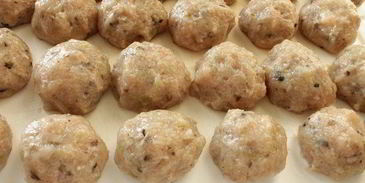 куриные тефтели в пикантном грибном соусе