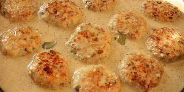 куриные тефтели в пикантном грибном соусе