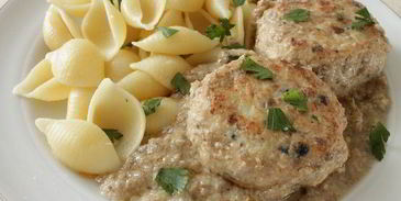 куриные тефтели в пикантном грибном соусе