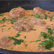 Рецепт очень нежных тефтелей в томатно-сметанном соусе