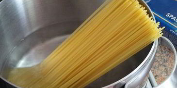 рыбные тефтели в гнезде из спагетти со сливочным соусом