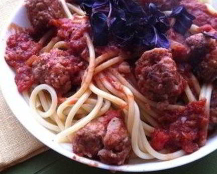 Спагетти болоньезе с тефтелями