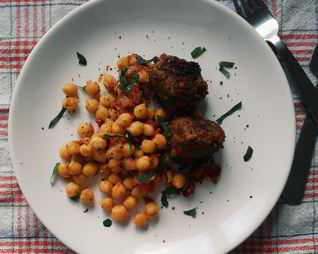 Тефтели и нут в томатном соусе