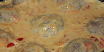 тефтели под сметанным соусом в духовке