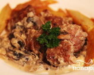Тефтели с грибным соусом и картофелем по-деревенски