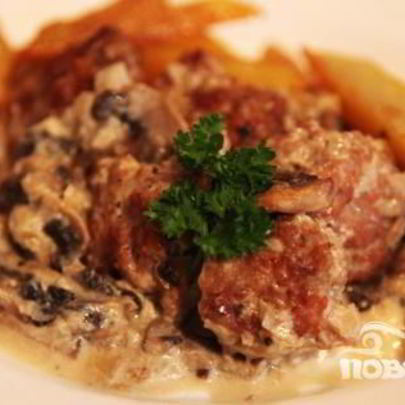 Тефтели с грибным соусом и картофелем по-деревенски