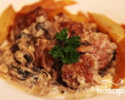 Тефтели с грибным соусом и картофелем по-деревенски