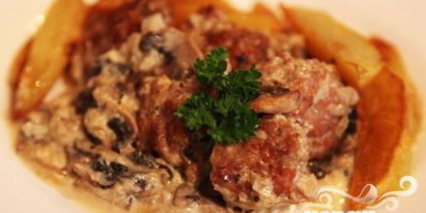 Рецепт тефтелей с грибным соусом и картофелем по-деревенски