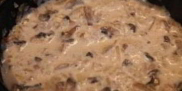 тефтели с грибным соусом и картофелем по-деревенски