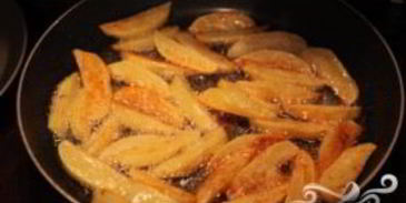 тефтели с грибным соусом и картофелем по-деревенски