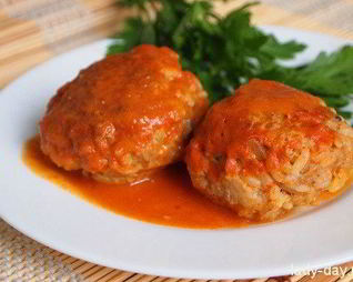 Тефтели с рисом в овощном соусе