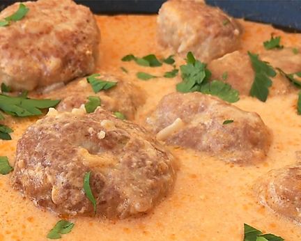 Тефтели с томатным подливом на сметане