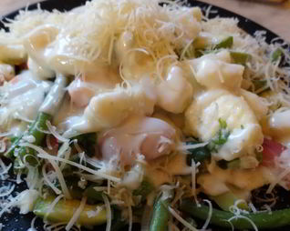 Творожные ньокки на овощной подушке со сливочно-рокфоровым соусом