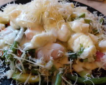 Творожные ньокки на овощной подушке со сливочно-рокфоровым соусом