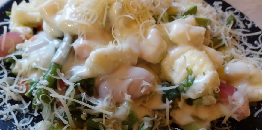 Рецепт творожных ньокков на овощной подушке со сливочно-рокфоровым соусом