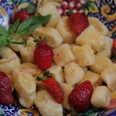 Ленивые вареники с клубникой и базиликом