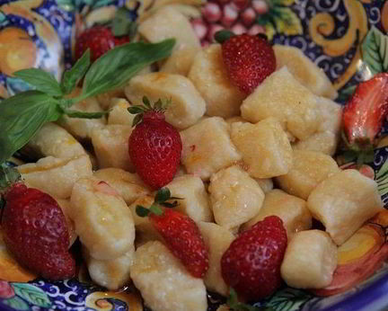 Ленивые вареники с клубникой и базиликом