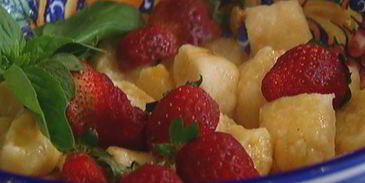 ленивые вареники с клубникой и базиликом