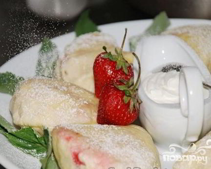 Паровые творожные вареники с клубникой