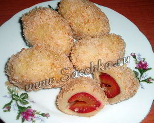 Вареники из картофельного теста со сливами