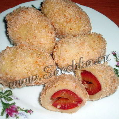 Вареники из картофельного теста со сливами