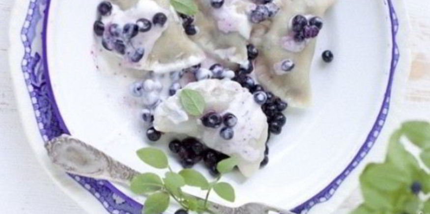 Рецепт вареников с черникой на кефире