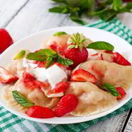 Рецепт Вареников с клубникой и творогом