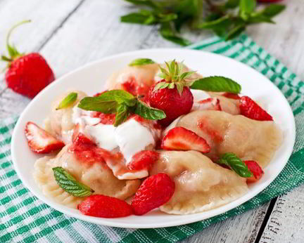 Вареники с клубникой и творогом