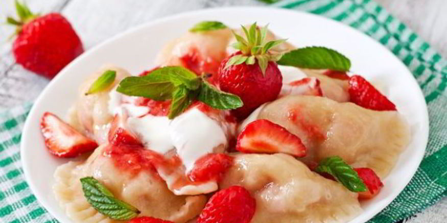 Рецепт вареников с клубникой и творогом