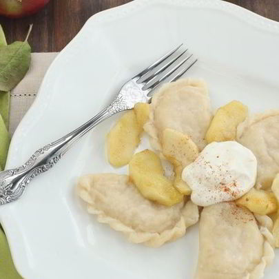 Вареники с яблоками и корицей