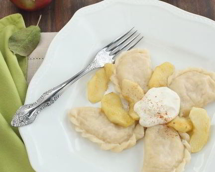 Вареники с яблоками и корицей