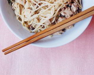 Яичная лапша с курицей и грибами