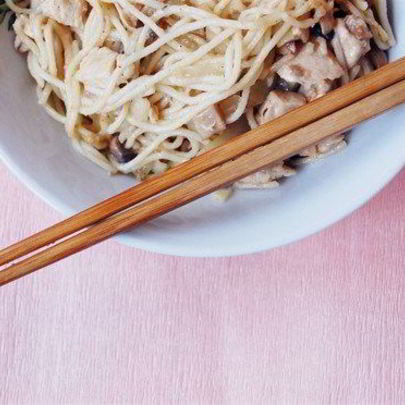 Яичная лапша с курицей и грибами