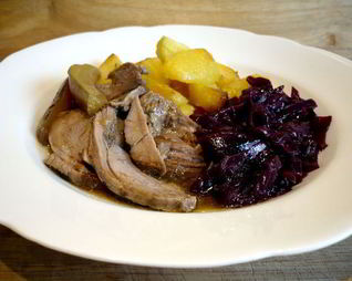 Жаркое из барашка с грушами и петрушкой