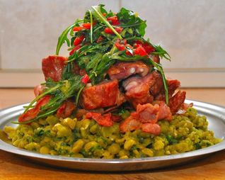 Жаркое из копченой свинины с горохом