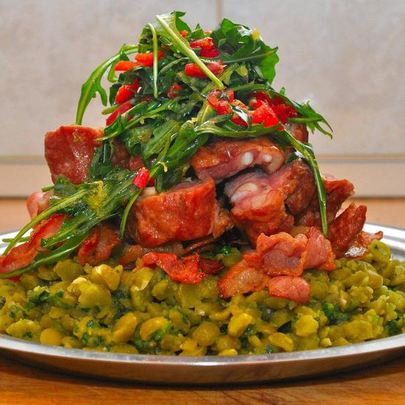 Жаркое из копченой свинины с горохом