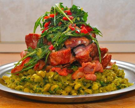 Жаркое из копченой свинины с горохом