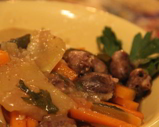 Жаркое из куриных сердец с овощами и пивом