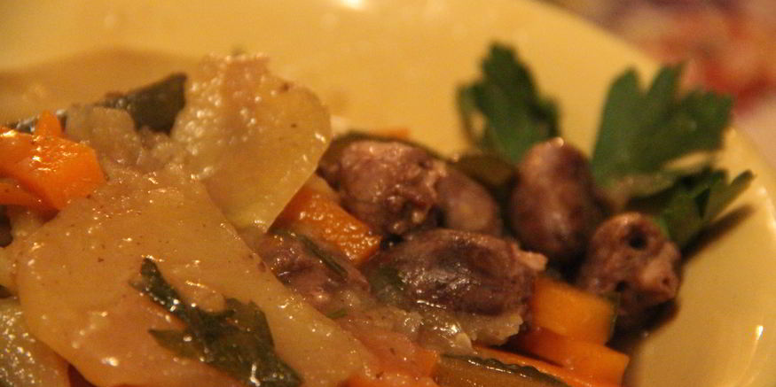 Рецепт жаркого из куриных сердец с овощами и пивом