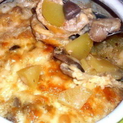 Жаркое из сердечек с грибами в горшочке