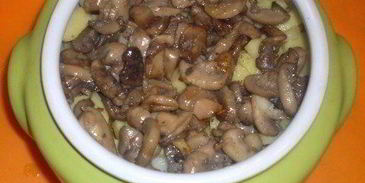 жаркое из сердечек с грибами в горшочке