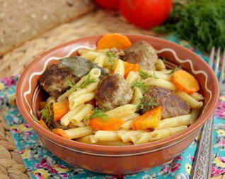 Жаркое с фрикадельками и макаронами