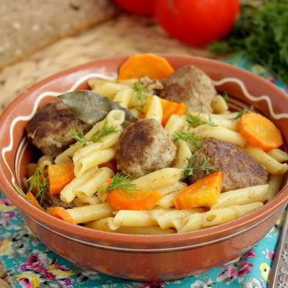 Жаркое с фрикадельками и макаронами